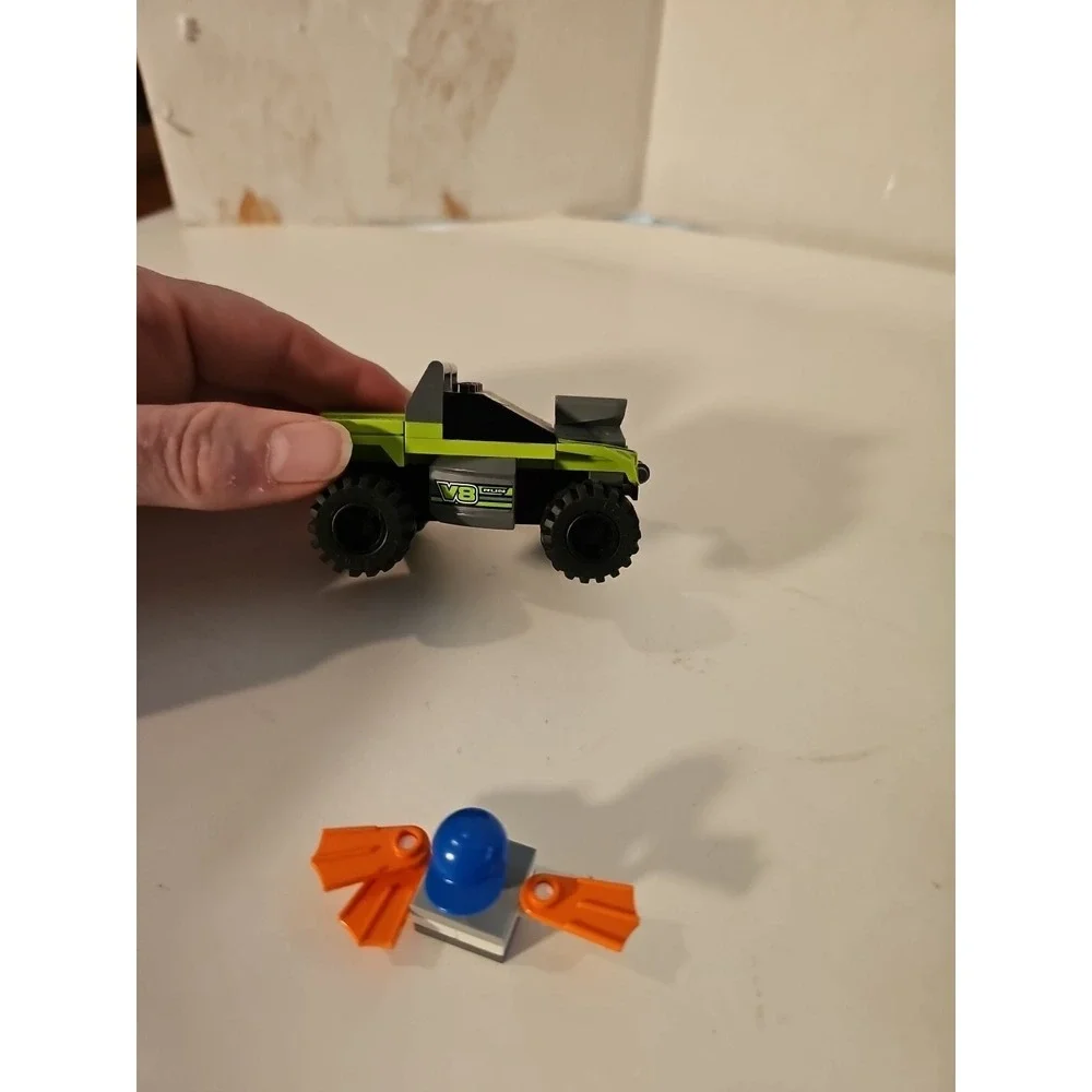 LEGO Racers 8192 Lime Racer Red Racer Motorcycles 2 Mini Figures Look At Picture
